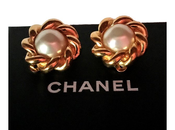 Chanel Superbes Boucles d'oreilles en  Plaqué Or Jaune 18 K et 1/2 Perle imitation Doré  ref.92919