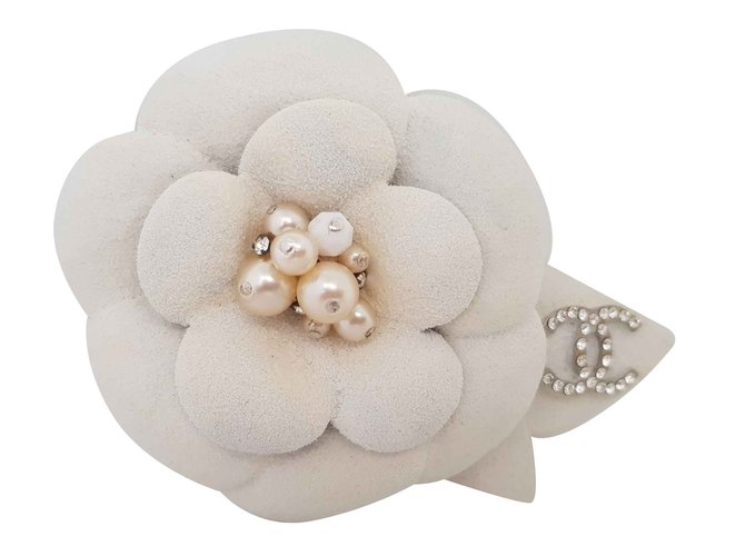 Camélia Chanel brooch White Steel ref.105598 - Joli Closet
