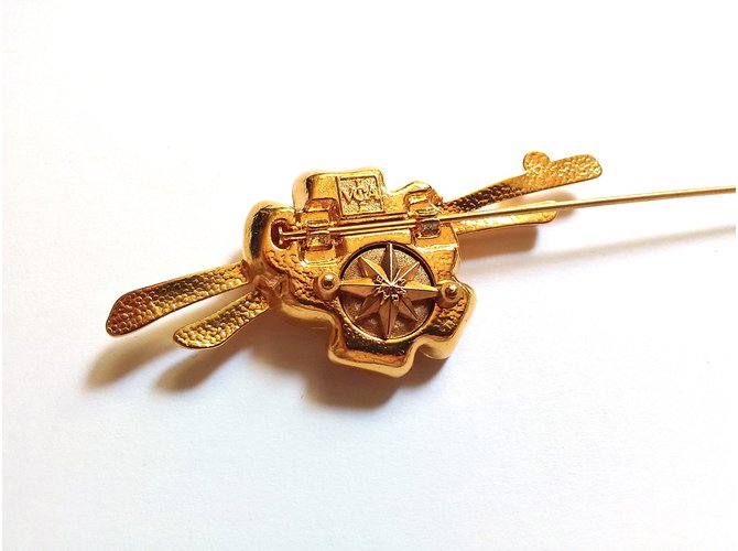 Van Cleef & Arpels Logo Pin Golden Metal 