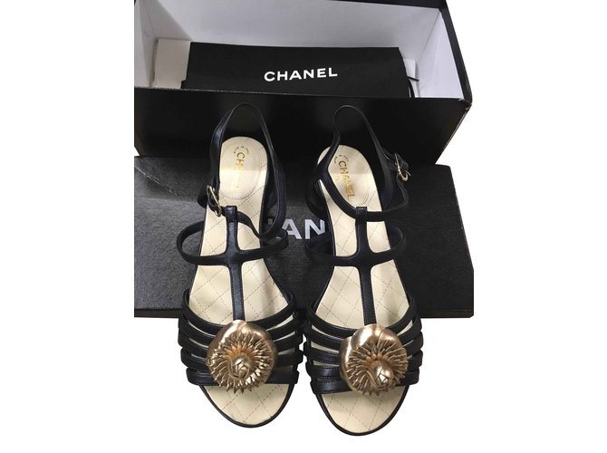 Chanel Sandálias Preto Dourado Couro  ref.106289