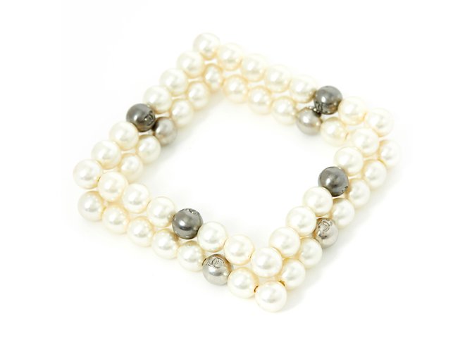 Chanel Cuadrados perlas blancas brazaletes Plata Metal  ref.106375
