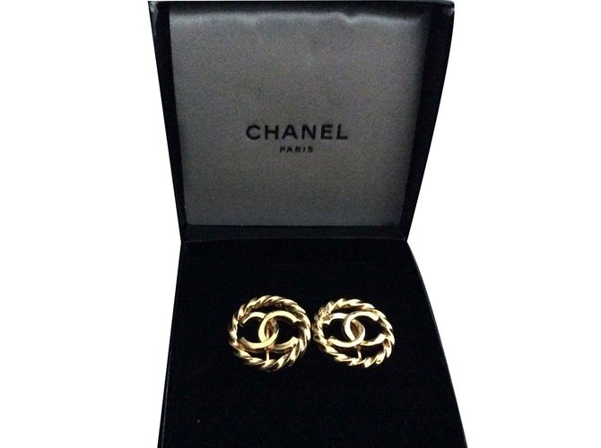 Chanel Boucles d'oreilles Or jaune Doré  ref.106622
