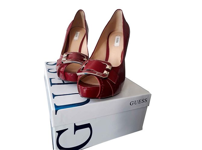 Guess Pumps aus rotem Lackleder