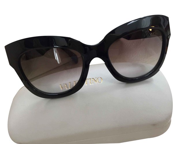 Valentino Des lunettes de soleil Noir  ref.107059