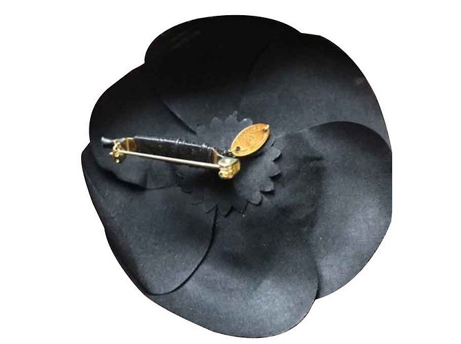 Spilla Chanel Camelia in seta nera Nero