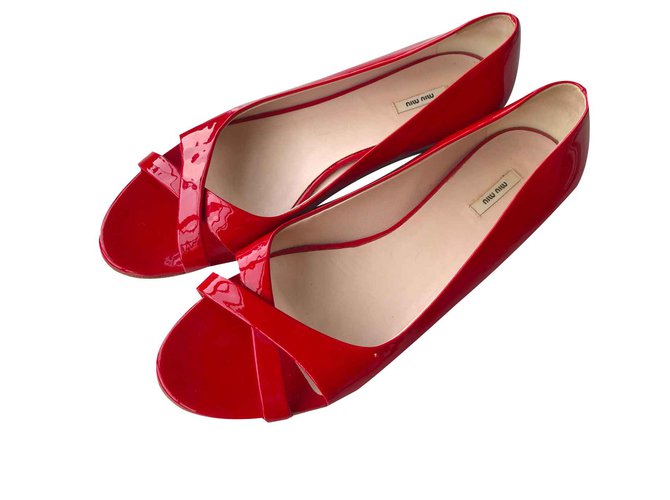Miu Miu sapatilhas de ballet em couro vermelho Couro envernizado  ref.107481