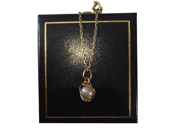 Autre Marque Yellow gold pendant 18 carats and cultured pearl Golden  ref.107705