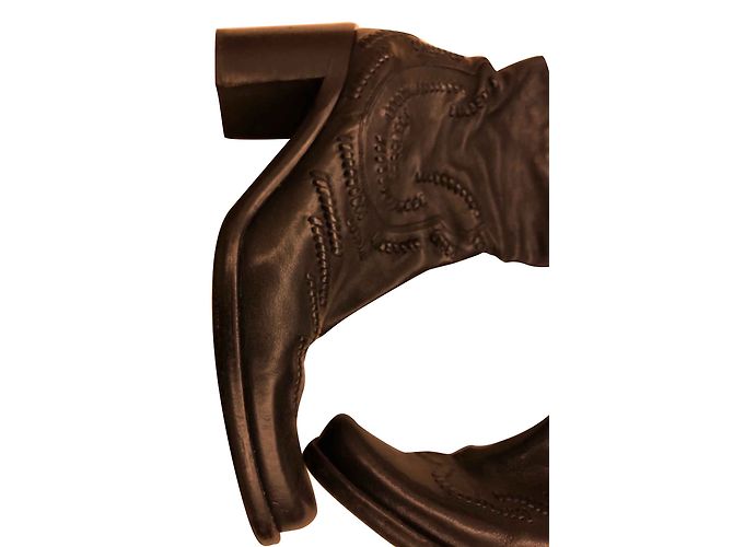 Free Lance Cow boy boots with stitching design on them Black