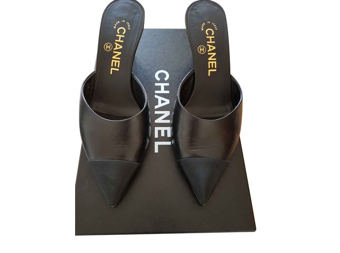 Chanel mules Black Leather  ref.107959