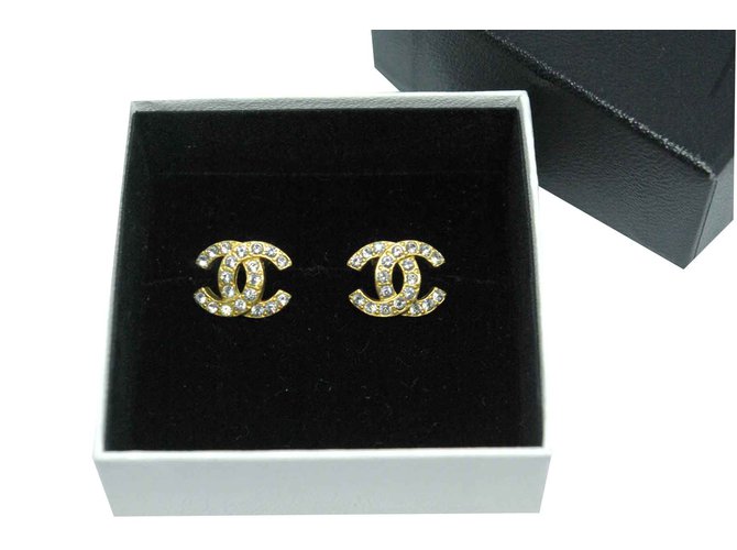 Chanel-Ohrclips aus vergoldetem Metall und Strasssteinen Golden  ref.108844