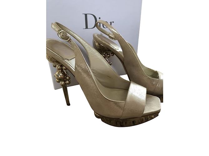 Dior Sandalen aus metallischem Leder Champagner