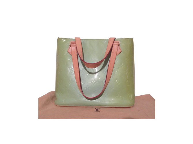 Louis Vuitton Houston value 1100 Eur Light green Patent leather  ref.109101