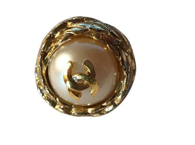 Chanel Vintage Gelbgold überzogene Ohrringe 18 K und 1/2 Perle (Nachahmung)+ CC Logo Aus weiß Vergoldet  ref.109238