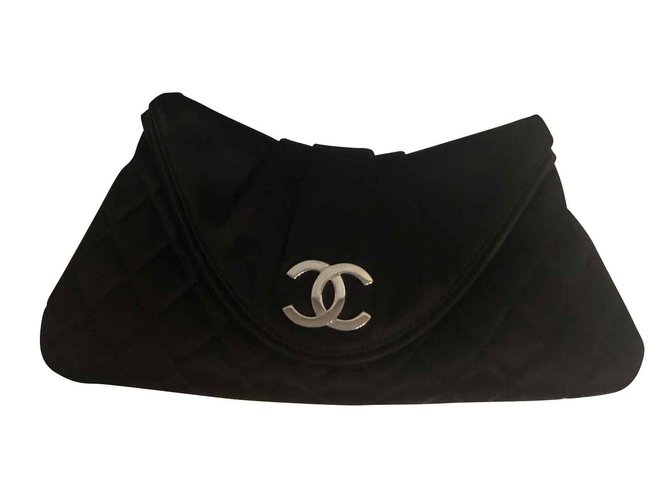 Chanel clutch Negro Satén  ref.110790