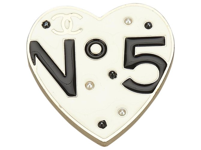Chanel Metallo n 5 Spilla cuore Nero Bianco  ref.102464