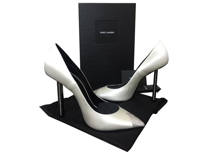 Yves Saint Laurent Chaussures avec des cristaux Soie Gris  ref.111192