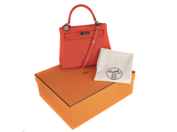 Hermès Super Hermes Kelly 25 Couro vermelho de Togo , PHW, em excelente estado com plásticos!  ref.111206
