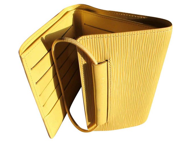 Louis Vuitton Portafoglio in pelle Epi "Pistacchio" modello elastico Beige  ref.111807