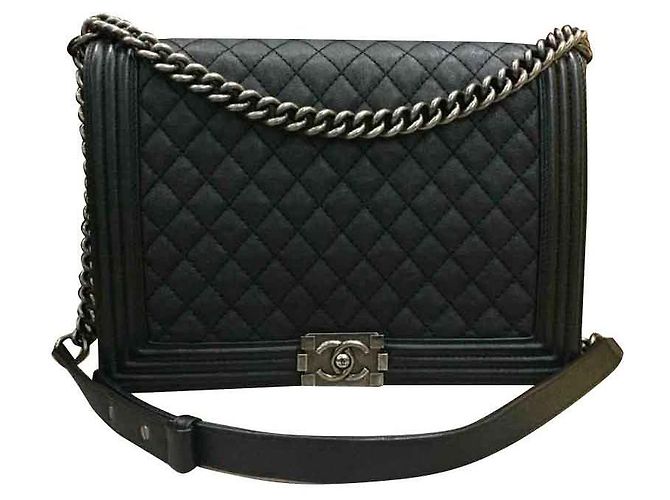 Borsa a mano Chanel Boy in agnello nero