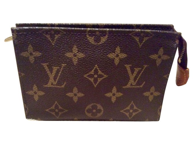 Louis Vuitton Saco Pequeno De Higiene Pessoal Vuitton 15 cm  ref.111838