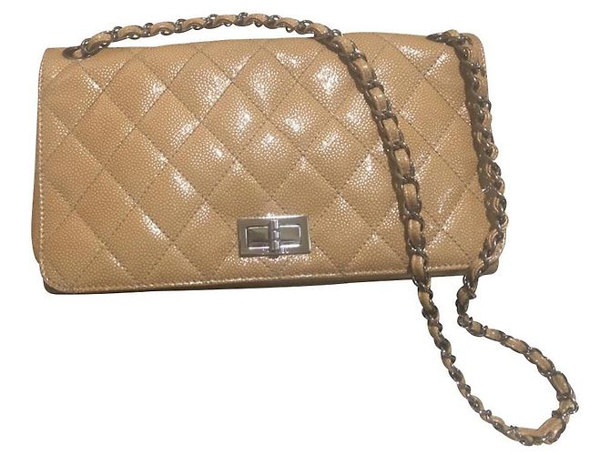 Bolso de mano Chanel 2.55 en charol beige