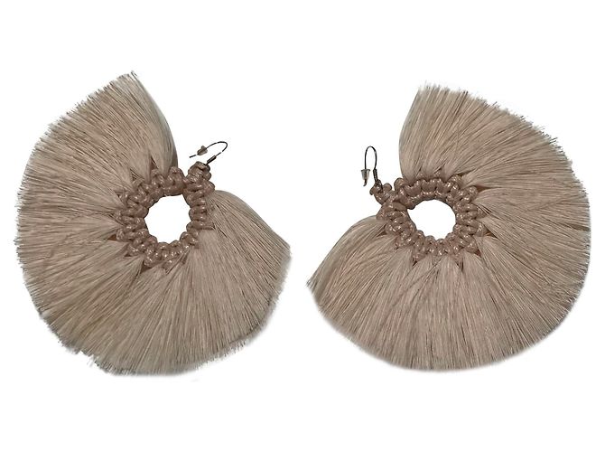 Autre Marque Ohrringe aus Raffia Stoff beige