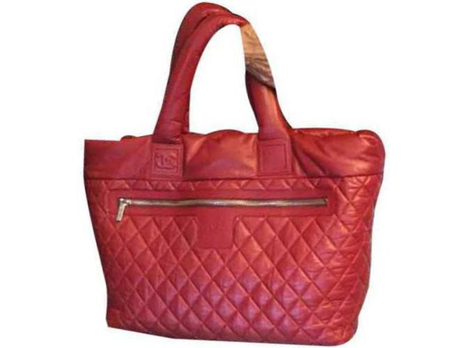 Chanel bolsa de compras capullo Roja Cuero  ref.112499