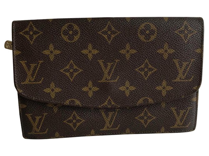 Louis Vuitton Sacos de embreagem Marrom Leatherette  ref.112503