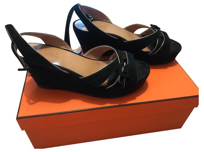 Hermès Sandalen mit Keilabsatz Schwarz Golden Nubuk  ref.112800