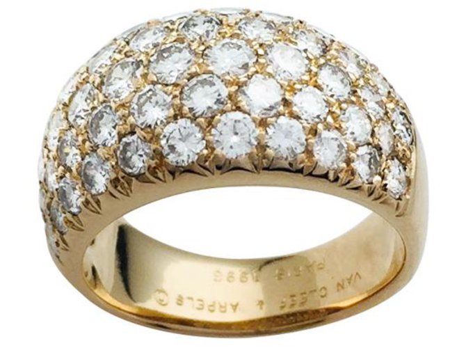Van Cleef & Arpels ring in yellow gold and diamonds.  ref.113041