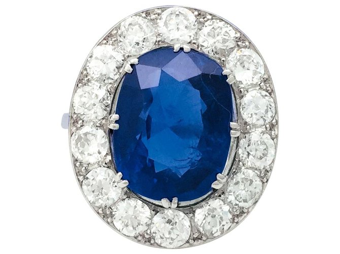 inconnue Platinum ring centered with a sapphire of 6,06 carat, surrounding diamonds.  ref.113492