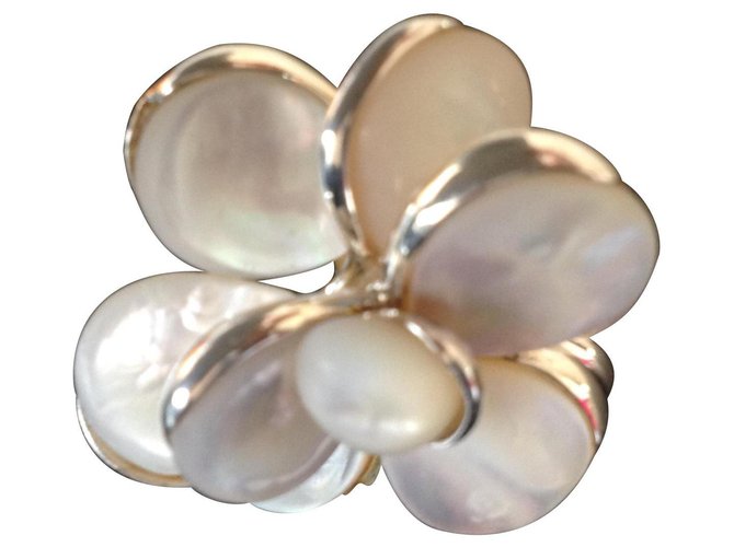 Chanel, Camelia ring in solid silver 925 and white mother-of-pearl  ref.113963