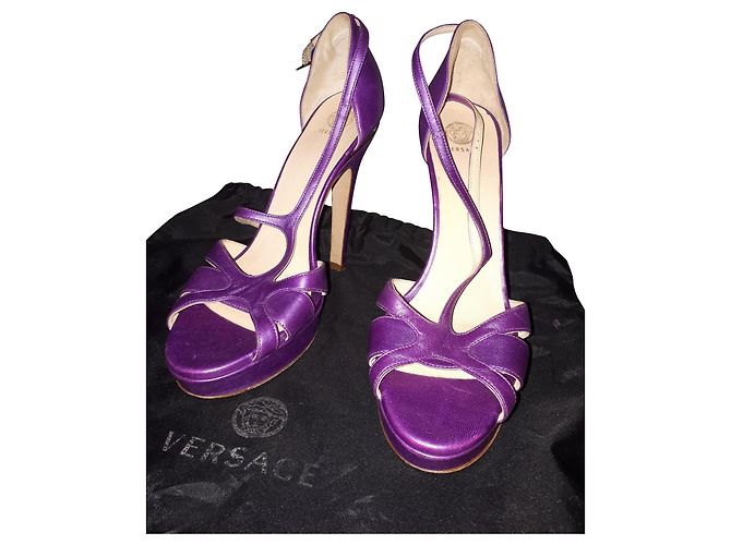Scarpin Versace em couro roxo