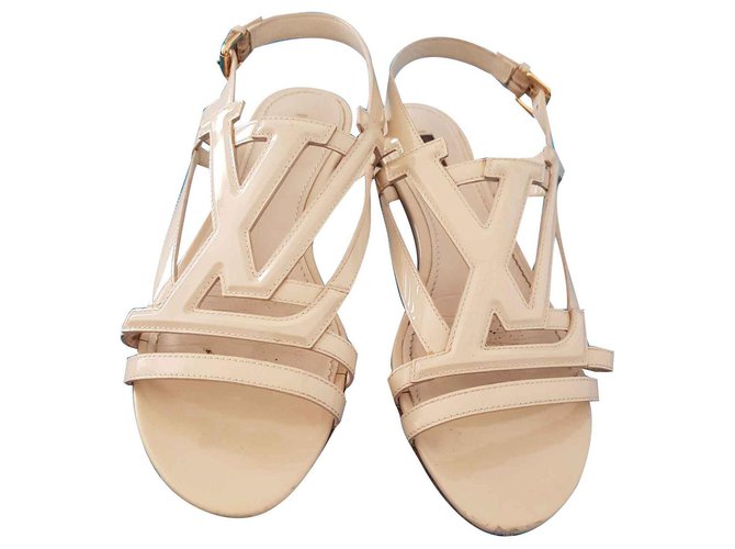 Louis Vuitton sandals Beige Patent leather  ref.115073