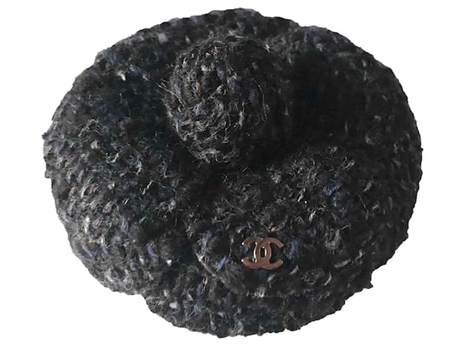 Chanel, Broche de camélia tweed cinza preto  ref.115145