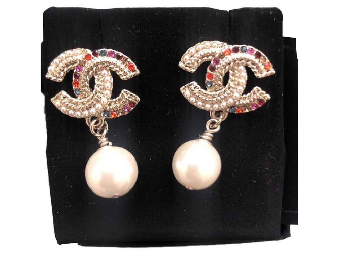 Chanel Boucles d'oreilles en  Argent et Logo CC avec un C/ petites Perles (imitation) et un C/ Cristaux de Swarovski  de multiples couleurs et une Perle (imitation) en pendant :forme Ronde. Multicolore  ref.115667