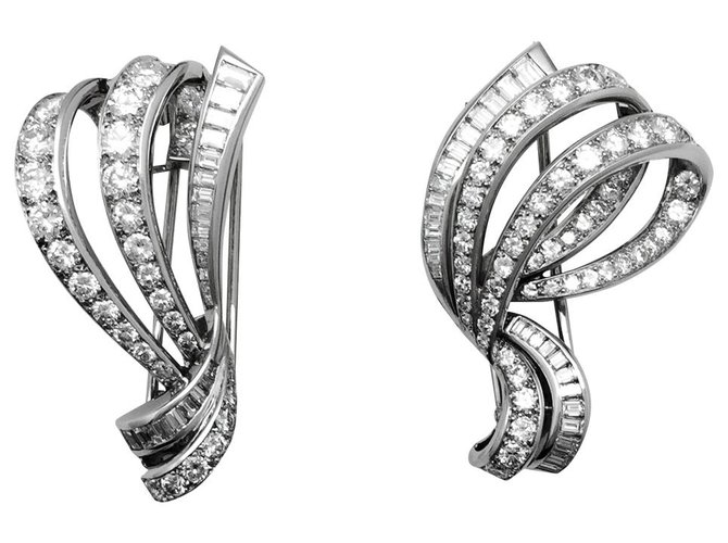 Double clip Boucheron, "Noeud" en platine, or blanc et diamants.  ref.115694