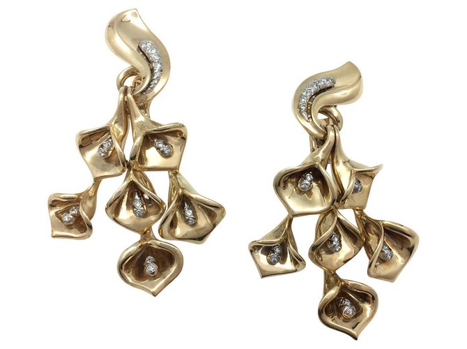 inconnue Boucles d'oreilles pendantes "Arum" or jaune, diamants.  ref.115708