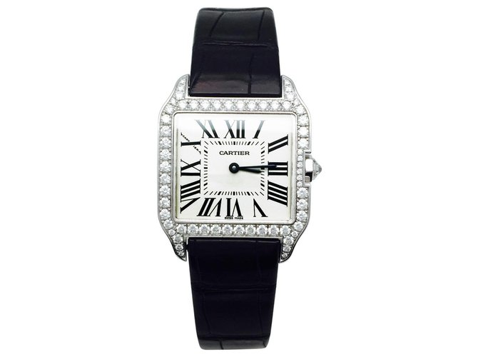 Relógio Cartier, modelo "Santos Dumont" em ouro branco e diamantes em couro.  ref.115717