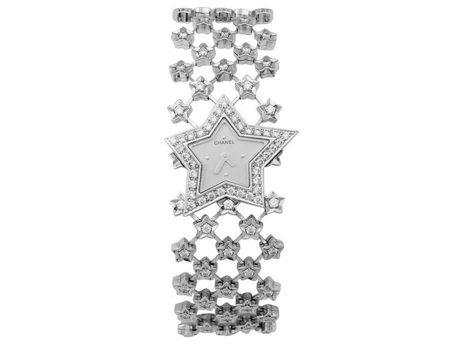 Montre joaillerie Chanel modèle "Poussière d'étoile" en or blanc et diamants.  ref.115727