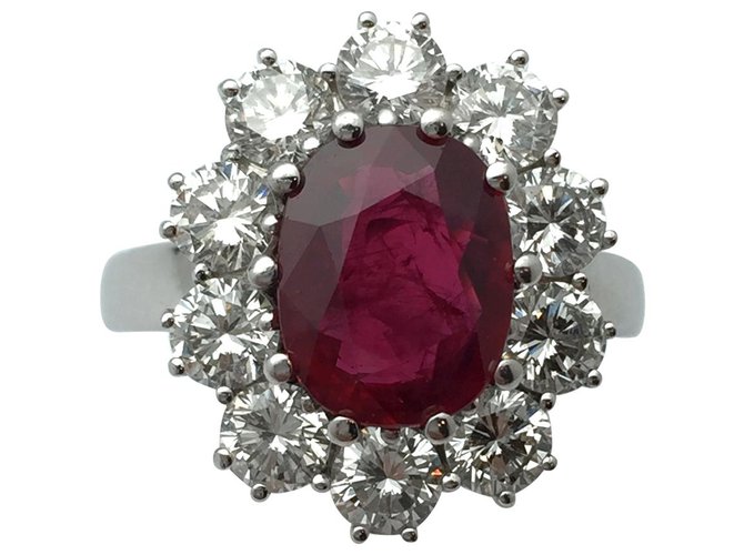 inconnue White gold ring, oval ruby surrounded by diamonds.  ref.115733