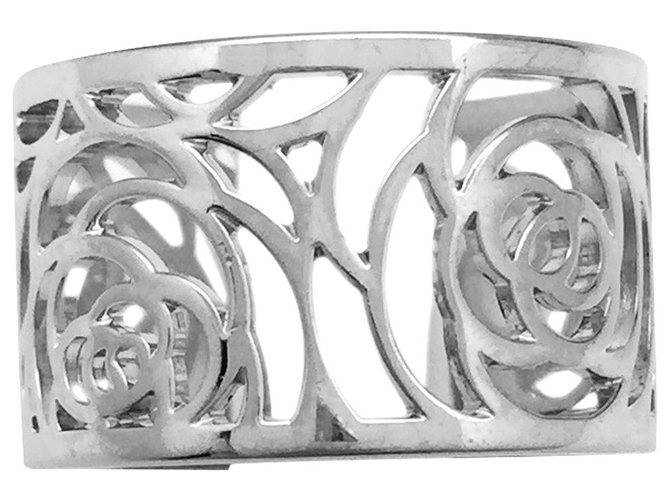 Chanel ring, modello "Camelia", in oro bianco.  ref.115748