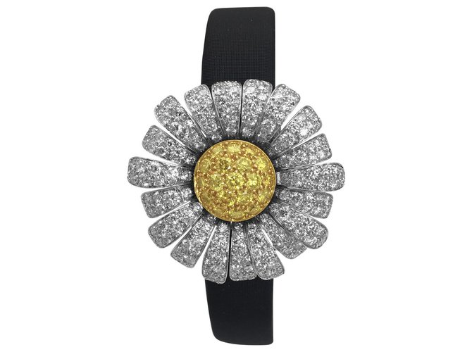 Relógio Van Cleef & Arpels, "Marguerite Secreta", em ouro branco madrepérola e diamantes. Ouro amarelo  ref.115754