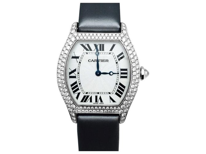 Relógio Cartier, modelo "Tartaruga", em ouro branco e diamantes em cetim.  ref.115772