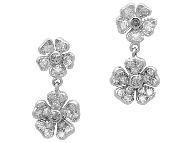 inconnue Paire de boucles d'oreilles pendantes motif fleurs en or blanc, diamants.  ref.115776
