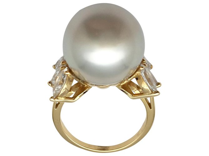 inconnue Yellow gold ring set with cultured pearl from Australia and shuttle diamonds.  ref.115824