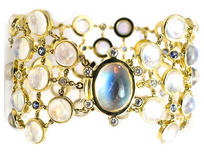 Temple St Clair St Clair Temple "Rainbow Moonstone" pulseira de ouro amarelo, pedras da lua, diamantes e safiras.