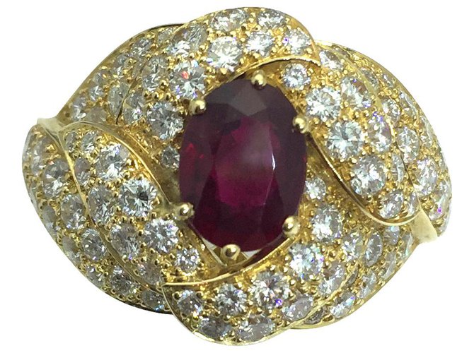 Anel Boucheron em ouro amarelo, diamantes e rubis.  ref.115861