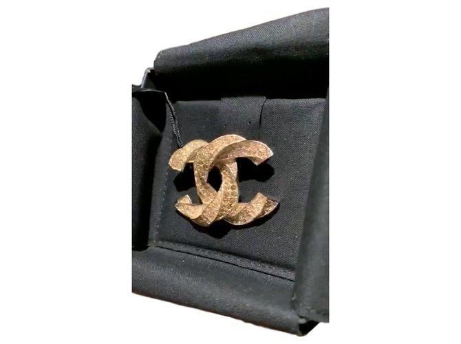 Chanel Alfileres y broches Dorado Metal  ref.115956