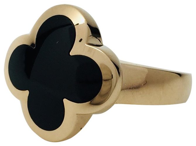 Van Cleef & Arpels ring "Pure Alhambra" model in yellow gold, onyx.  ref.116414